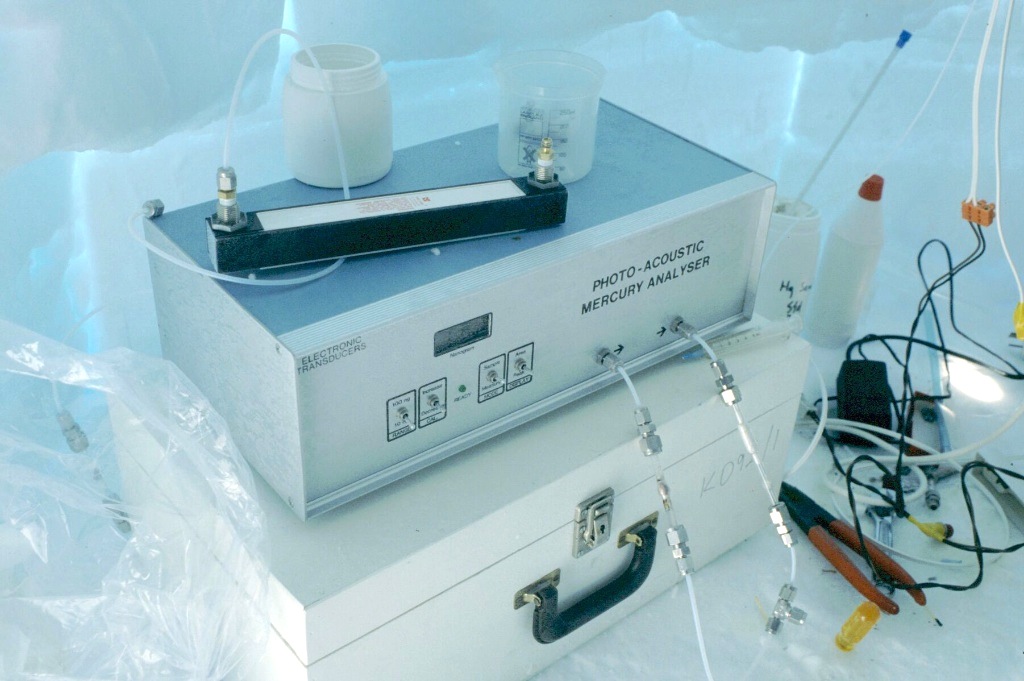 Photoacoustic mercury analyser working in igloo laboratory, Polar plateau, Antarctica